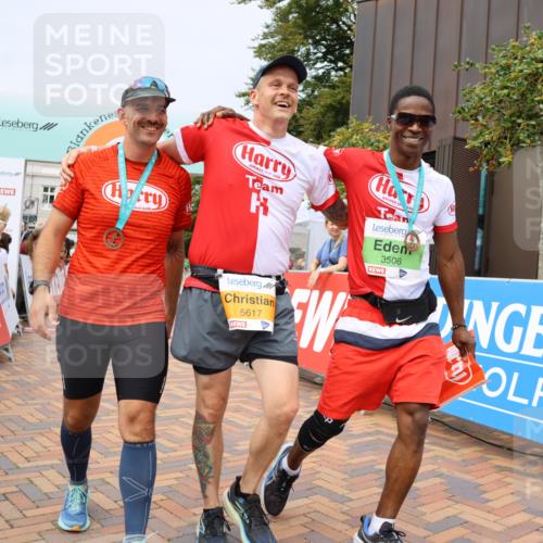31.08.2025 - 21. Blankeneser Heldenlauf Strokosch-Dieckow http://msf.ph/oto/8692695 31.08.2025 12:37:42 Ziel 5699, 5698, 5617 meine-sportfotos.de