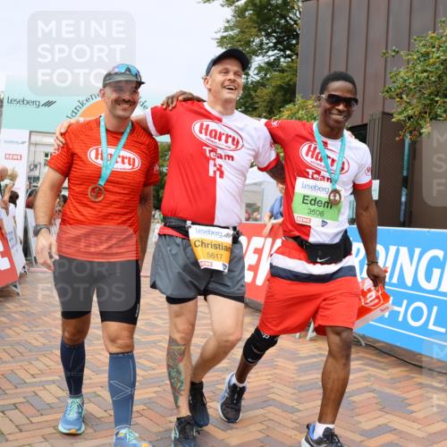 31.08.2025 - 21. Blankeneser Heldenlauf Strokosch-Dieckow http://msf.ph/oto/8692703 31.08.2025 12:37:42 Ziel 5699, 5698, 5617 meine-sportfotos.de