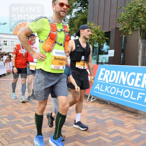 31.08.2025 - 21. Blankeneser Heldenlauf Strokosch-Dieckow http://msf.ph/oto/8692732 31.08.2025 12:37:39 Ziel 5170, 5699, 5698, 5617, 4175 meine-sportfotos.de