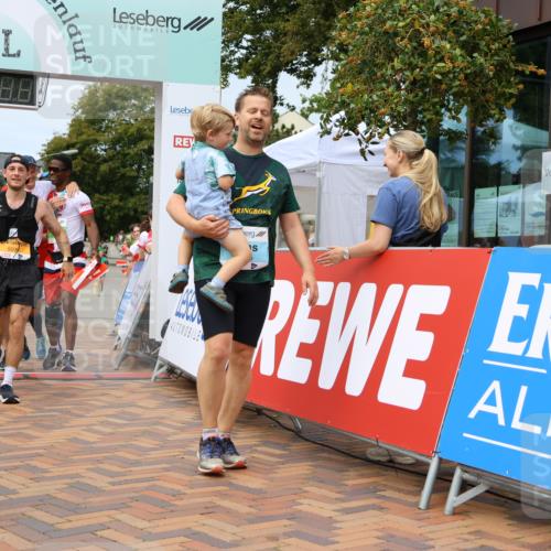 31.08.2025 - 21. Blankeneser Heldenlauf Strokosch-Dieckow http://msf.ph/oto/8692779 31.08.2025 12:37:36 Ziel 5170, 5265, 5699, 5698, 5617, 4175 meine-sportfotos.de