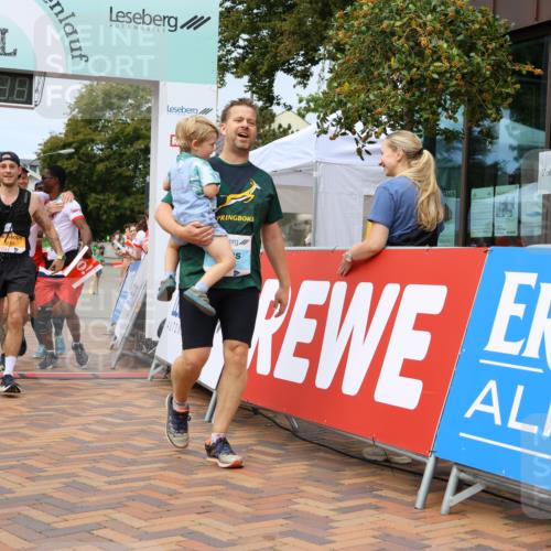 31.08.2025 - 21. Blankeneser Heldenlauf Strokosch-Dieckow http://msf.ph/oto/8692794 31.08.2025 12:37:36 Ziel 5170, 5265, 5699, 5698, 5617, 4175 meine-sportfotos.de