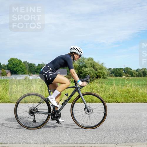 31.08.2025 - Elbe Triathlon Hamburg Michael Burmester http://msf.ph/oto/8693017 31.08.2025 10:55:56 Radfahren 877, 1298, 1443, 1476 meine-sportfotos.de
