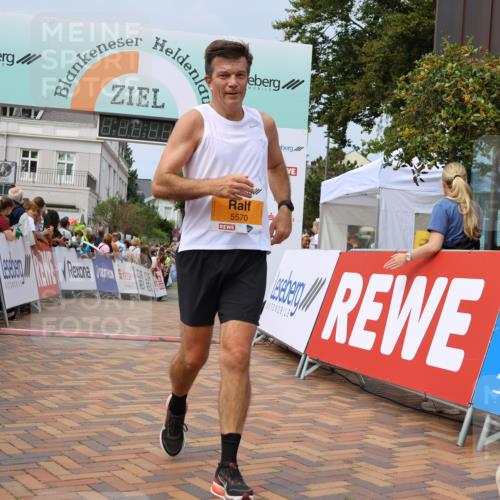 31.08.2025 - 21. Blankeneser Heldenlauf Strokosch-Dieckow http://msf.ph/oto/8693526 31.08.2025 12:36:25 Ziel 5308, 5279, 5147, 5570 meine-sportfotos.de