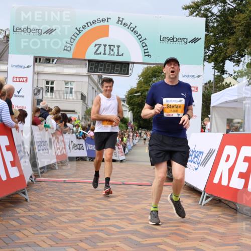 31.08.2025 - 21. Blankeneser Heldenlauf Strokosch-Dieckow http://msf.ph/oto/8693578 31.08.2025 12:36:23 Ziel 5308, 5279, 5147, 5570 meine-sportfotos.de