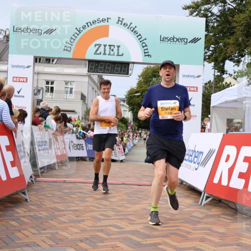 31.08.2025 - 21. Blankeneser Heldenlauf Strokosch-Dieckow http://msf.ph/oto/8693584 31.08.2025 12:36:23 Ziel 5308, 5279, 5147, 5570 meine-sportfotos.de