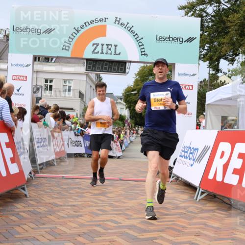 31.08.2025 - 21. Blankeneser Heldenlauf Strokosch-Dieckow http://msf.ph/oto/8693592 31.08.2025 12:36:23 Ziel 5308, 5279, 5147, 5570 meine-sportfotos.de