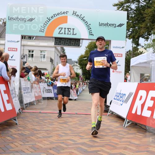 31.08.2025 - 21. Blankeneser Heldenlauf Strokosch-Dieckow http://msf.ph/oto/8693600 31.08.2025 12:36:23 Ziel 5308, 5279, 5147, 5570 meine-sportfotos.de
