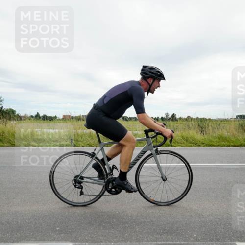 31.08.2025 - Elbe Triathlon Hamburg Michael Burmester http://msf.ph/oto/8693837 31.08.2025 14:10:25 Radfahren 121, 143, 145 meine-sportfotos.de