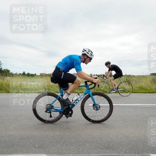 31.08.2025 - Elbe Triathlon Hamburg Michael Burmester http://msf.ph/oto/8694053 31.08.2025 14:19:36 Radfahren 123, 127 meine-sportfotos.de