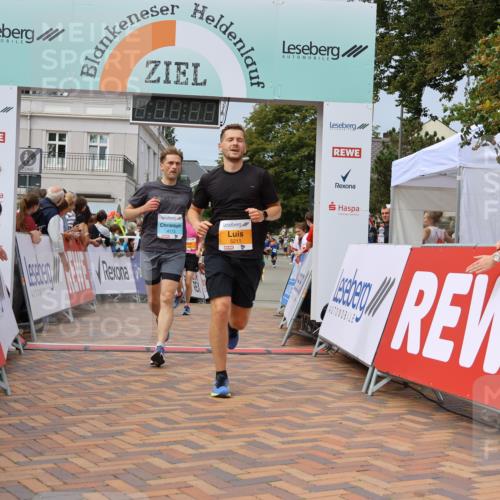31.08.2025 - 21. Blankeneser Heldenlauf Strokosch-Dieckow http://msf.ph/oto/8694159 31.08.2025 12:35:51 Ziel 5480, 5211, 5089, 4173, 4336 meine-sportfotos.de