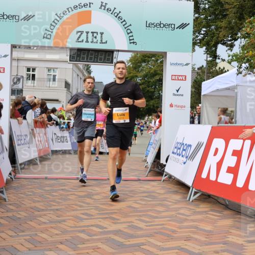 31.08.2025 - 21. Blankeneser Heldenlauf Strokosch-Dieckow http://msf.ph/oto/8694167 31.08.2025 12:35:51 Ziel 5480, 5211, 5089, 4173, 4336 meine-sportfotos.de