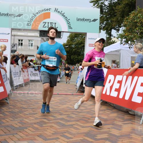 31.08.2025 - 21. Blankeneser Heldenlauf Strokosch-Dieckow http://msf.ph/oto/8694228 31.08.2025 12:35:46 Ziel 5211, 5089, 4336 meine-sportfotos.de