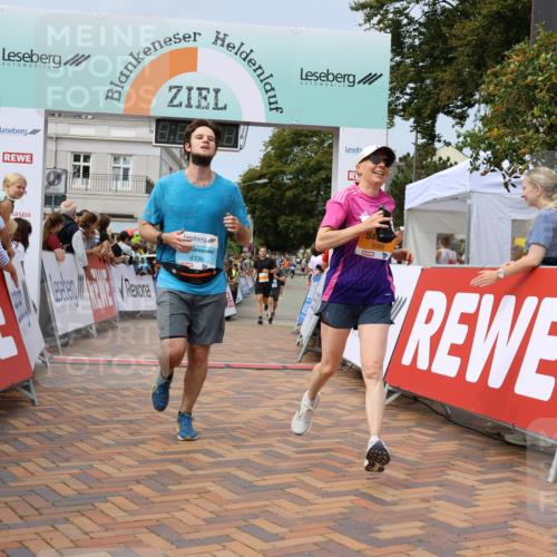 31.08.2025 - 21. Blankeneser Heldenlauf Strokosch-Dieckow http://msf.ph/oto/8694237 31.08.2025 12:35:46 Ziel 5211, 5089, 4336 meine-sportfotos.de