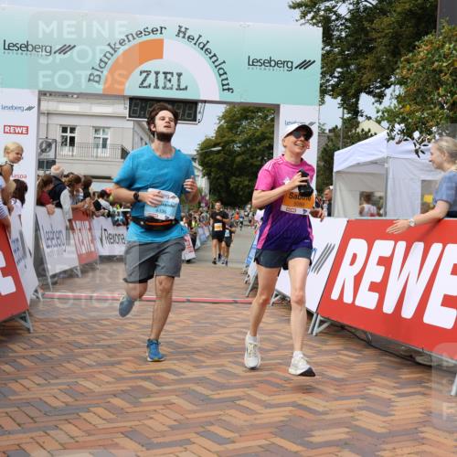 31.08.2025 - 21. Blankeneser Heldenlauf Strokosch-Dieckow http://msf.ph/oto/8694245 31.08.2025 12:35:46 Ziel 5211, 5089, 4336 meine-sportfotos.de
