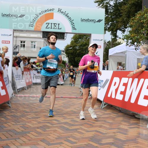 31.08.2025 - 21. Blankeneser Heldenlauf Strokosch-Dieckow http://msf.ph/oto/8694253 31.08.2025 12:35:46 Ziel 5211, 5089, 4336 meine-sportfotos.de