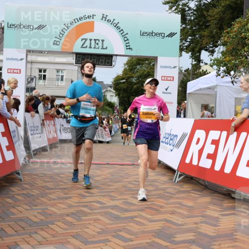 31.08.2025 - 21. Blankeneser Heldenlauf Strokosch-Dieckow http://msf.ph/oto/8694268 31.08.2025 12:35:46 Ziel 5211, 5089, 4336 meine-sportfotos.de