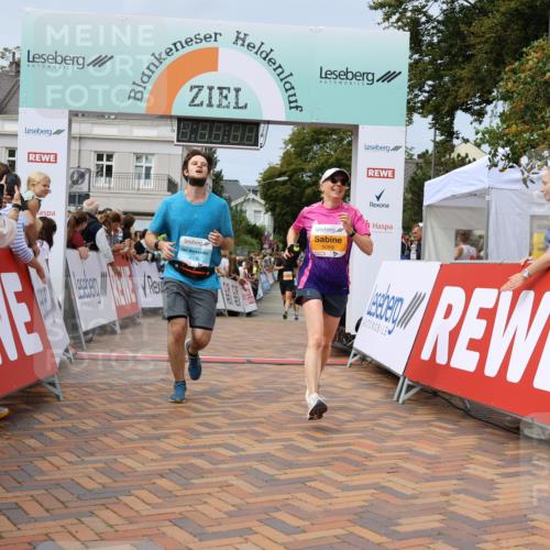 31.08.2025 - 21. Blankeneser Heldenlauf Strokosch-Dieckow http://msf.ph/oto/8694284 31.08.2025 12:35:46 Ziel 5211, 5089, 4336 meine-sportfotos.de
