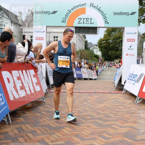 31.08.2025 - 21. Blankeneser Heldenlauf Strokosch-Dieckow http://msf.ph/oto/8694353 31.08.2025 12:35:30 Ziel 5574, 4130, 4128 meine-sportfotos.de