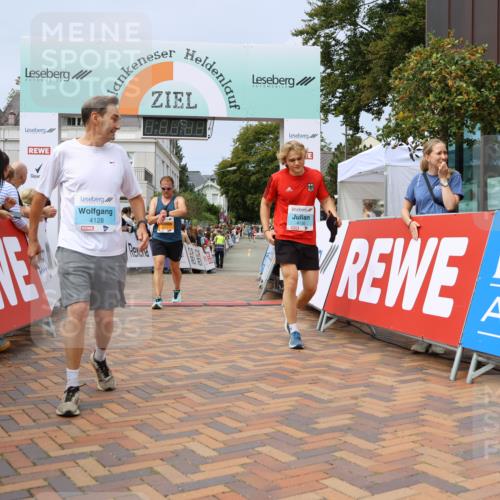 31.08.2025 - 21. Blankeneser Heldenlauf Strokosch-Dieckow http://msf.ph/oto/8694377 31.08.2025 12:35:26 Ziel 5574, 5302, 4130, 4128 meine-sportfotos.de