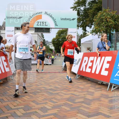 31.08.2025 - 21. Blankeneser Heldenlauf Strokosch-Dieckow http://msf.ph/oto/8694391 31.08.2025 12:35:26 Ziel 5574, 5302, 4130, 4128 meine-sportfotos.de