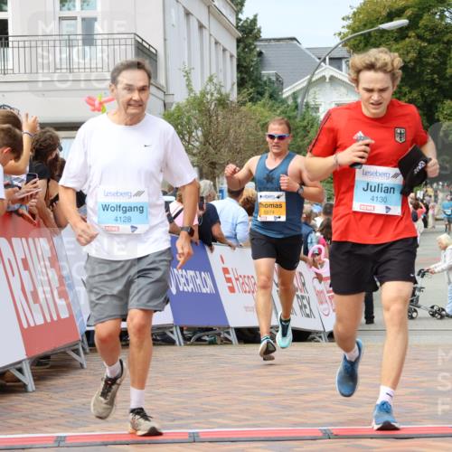 31.08.2025 - 21. Blankeneser Heldenlauf Strokosch-Dieckow http://msf.ph/oto/8694414 31.08.2025 12:35:24 Ziel 5574, 5302, 4130, 4128 meine-sportfotos.de