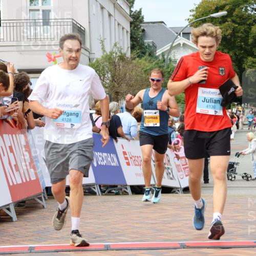 31.08.2025 - 21. Blankeneser Heldenlauf Strokosch-Dieckow http://msf.ph/oto/8694422 31.08.2025 12:35:24 Ziel 5574, 5302, 4130, 4128 meine-sportfotos.de