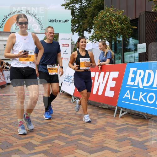 31.08.2025 - 21. Blankeneser Heldenlauf Strokosch-Dieckow http://msf.ph/oto/8694537 31.08.2025 12:35:09 Ziel 5115, 5315, 5689, 5037, 4267 meine-sportfotos.de