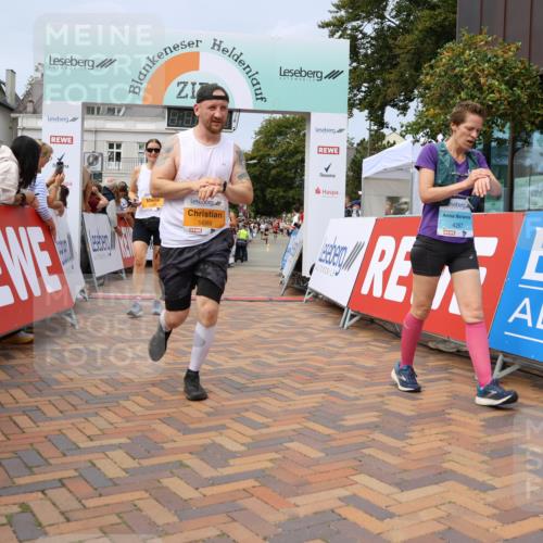 31.08.2025 - 21. Blankeneser Heldenlauf Strokosch-Dieckow http://msf.ph/oto/8694608 31.08.2025 12:35:05 Ziel 5266, 5115, 5315, 5689, 5037, 4267, 4373 meine-sportfotos.de