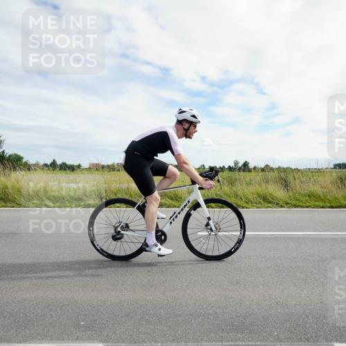 31.08.2025 - Elbe Triathlon Hamburg Michael Burmester http://msf.ph/oto/8694741 31.08.2025 15:37:42 Radfahren  meine-sportfotos.de