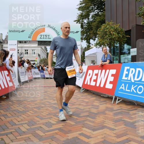 31.08.2025 - 21. Blankeneser Heldenlauf Strokosch-Dieckow http://msf.ph/oto/8694763 31.08.2025 12:34:56 Ziel 5266, 5083, 5515, 4373 meine-sportfotos.de