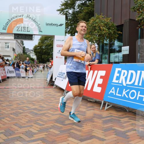 31.08.2025 - 21. Blankeneser Heldenlauf Strokosch-Dieckow http://msf.ph/oto/8694826 31.08.2025 12:34:51 Ziel 5083, 5515, 5169 meine-sportfotos.de