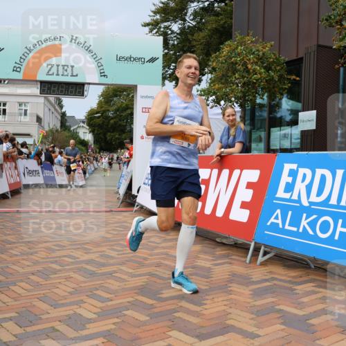 31.08.2025 - 21. Blankeneser Heldenlauf Strokosch-Dieckow http://msf.ph/oto/8694835 31.08.2025 12:34:51 Ziel 5083, 5515, 5169 meine-sportfotos.de
