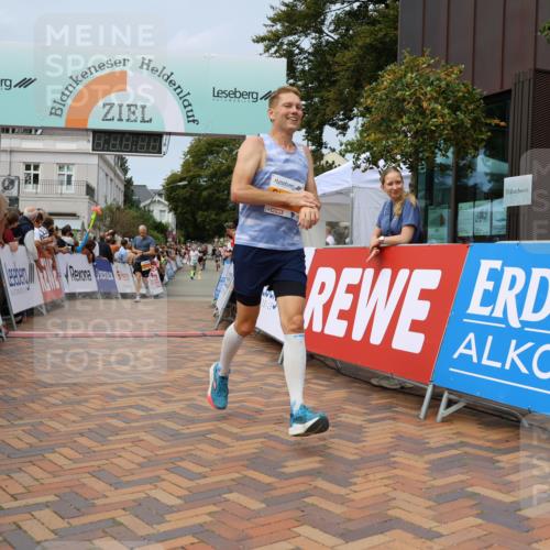 31.08.2025 - 21. Blankeneser Heldenlauf Strokosch-Dieckow http://msf.ph/oto/8694851 31.08.2025 12:34:50 Ziel 5083, 5515, 5169 meine-sportfotos.de