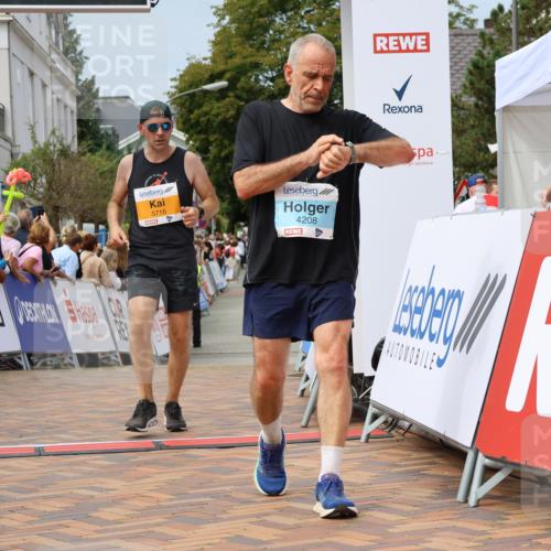 31.08.2025 - 21. Blankeneser Heldenlauf Strokosch-Dieckow http://msf.ph/oto/8695028 31.08.2025 12:34:22 Ziel 5264, 5563, 5716, 4208 meine-sportfotos.de
