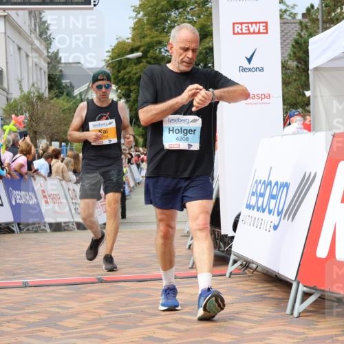 31.08.2025 - 21. Blankeneser Heldenlauf Strokosch-Dieckow http://msf.ph/oto/8695042 31.08.2025 12:34:22 Ziel 5264, 5563, 5716, 4208 meine-sportfotos.de