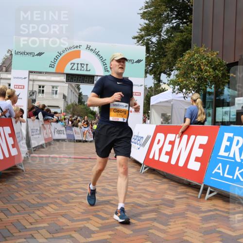 31.08.2025 - 21. Blankeneser Heldenlauf Strokosch-Dieckow http://msf.ph/oto/8695227 31.08.2025 12:33:37 Ziel 5772, 5273, 5720, 5721 meine-sportfotos.de