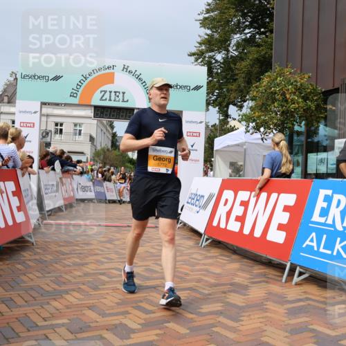 31.08.2025 - 21. Blankeneser Heldenlauf Strokosch-Dieckow http://msf.ph/oto/8695229 31.08.2025 12:33:37 Ziel 5772, 5273, 5720, 5721 meine-sportfotos.de