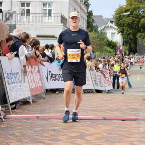 31.08.2025 - 21. Blankeneser Heldenlauf Strokosch-Dieckow http://msf.ph/oto/8695242 31.08.2025 12:33:35 Ziel 5772, 5720, 5721 meine-sportfotos.de
