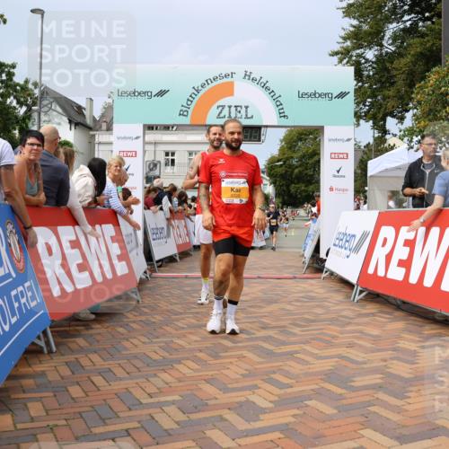 31.08.2025 - 21. Blankeneser Heldenlauf Strokosch-Dieckow http://msf.ph/oto/8695244 31.08.2025 12:33:31 Ziel 5772, 5720, 5721 meine-sportfotos.de