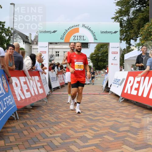 31.08.2025 - 21. Blankeneser Heldenlauf Strokosch-Dieckow http://msf.ph/oto/8695246 31.08.2025 12:33:31 Ziel 5772, 5720, 5721 meine-sportfotos.de