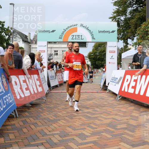 31.08.2025 - 21. Blankeneser Heldenlauf Strokosch-Dieckow http://msf.ph/oto/8695248 31.08.2025 12:33:31 Ziel 5772, 5720, 5721 meine-sportfotos.de