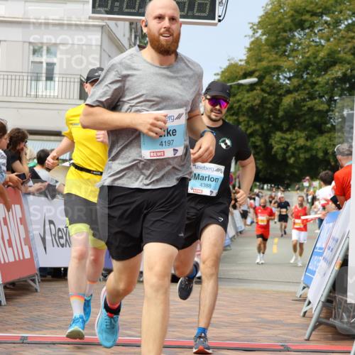 31.08.2025 - 21. Blankeneser Heldenlauf Strokosch-Dieckow http://msf.ph/oto/8695272 31.08.2025 12:33:20 Ziel 4388, 4387, 4197 meine-sportfotos.de