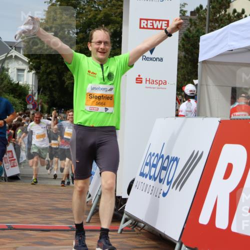 31.08.2025 - 21. Blankeneser Heldenlauf Strokosch-Dieckow http://msf.ph/oto/8695326 31.08.2025 12:26:56 Ziel 5065, 5274, 5275, 5664, 5818, 5819, 4180 meine-sportfotos.de