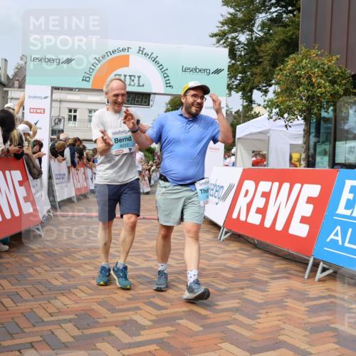 31.08.2025 - 21. Blankeneser Heldenlauf Strokosch-Dieckow http://msf.ph/oto/8695389 31.08.2025 12:26:46 Ziel 5787, 5135, 4224, 4223, 4222, 4391 meine-sportfotos.de