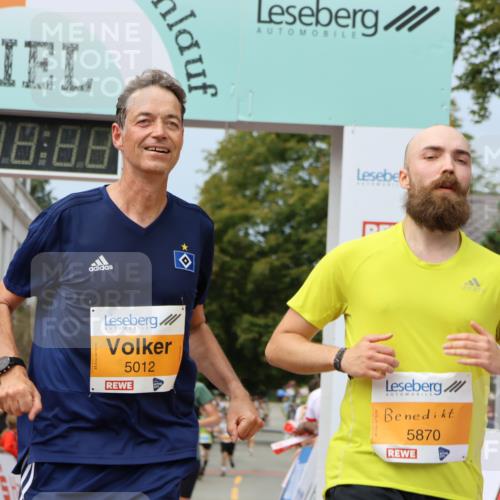 31.08.2025 - 21. Blankeneser Heldenlauf Strokosch-Dieckow http://msf.ph/oto/8695403 31.08.2025 12:31:42 Ziel 5870, 5012, 5190 meine-sportfotos.de