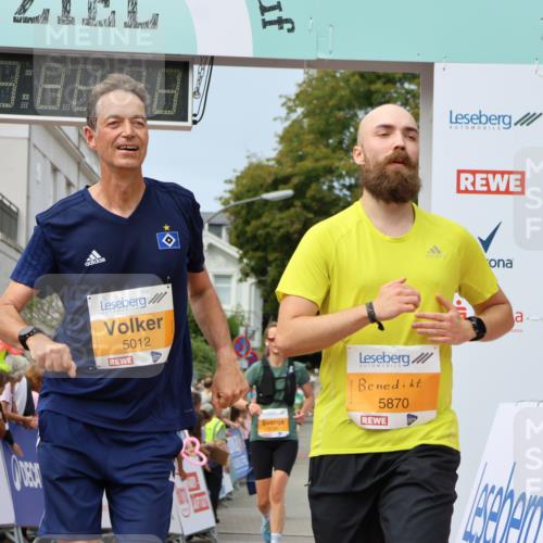 31.08.2025 - 21. Blankeneser Heldenlauf Strokosch-Dieckow http://msf.ph/oto/8695412 31.08.2025 12:31:42 Ziel 5870, 5012, 5190 meine-sportfotos.de