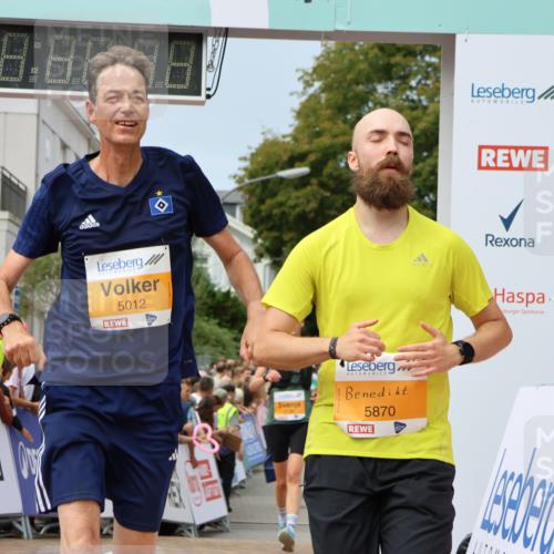 31.08.2025 - 21. Blankeneser Heldenlauf Strokosch-Dieckow http://msf.ph/oto/8695414 31.08.2025 12:31:42 Ziel 5870, 5012, 5190 meine-sportfotos.de