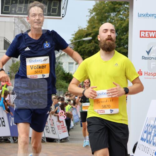 31.08.2025 - 21. Blankeneser Heldenlauf Strokosch-Dieckow http://msf.ph/oto/8695416 31.08.2025 12:31:42 Ziel 5870, 5012, 5190 meine-sportfotos.de
