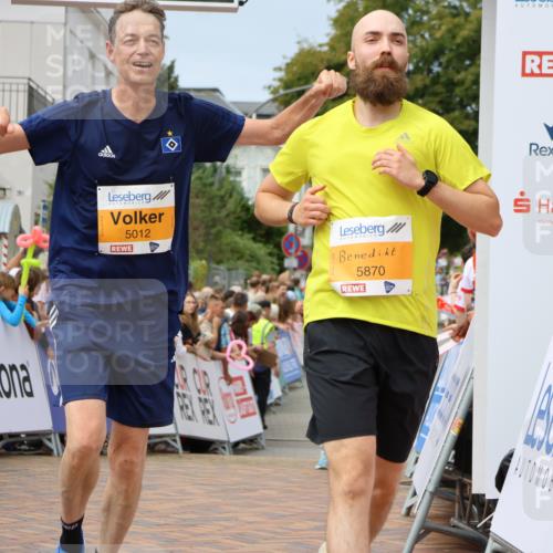 31.08.2025 - 21. Blankeneser Heldenlauf Strokosch-Dieckow http://msf.ph/oto/8695420 31.08.2025 12:31:41 Ziel 5870, 5012, 5190 meine-sportfotos.de