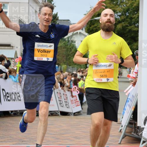 31.08.2025 - 21. Blankeneser Heldenlauf Strokosch-Dieckow http://msf.ph/oto/8695423 31.08.2025 12:31:41 Ziel 5870, 5012, 5190 meine-sportfotos.de
